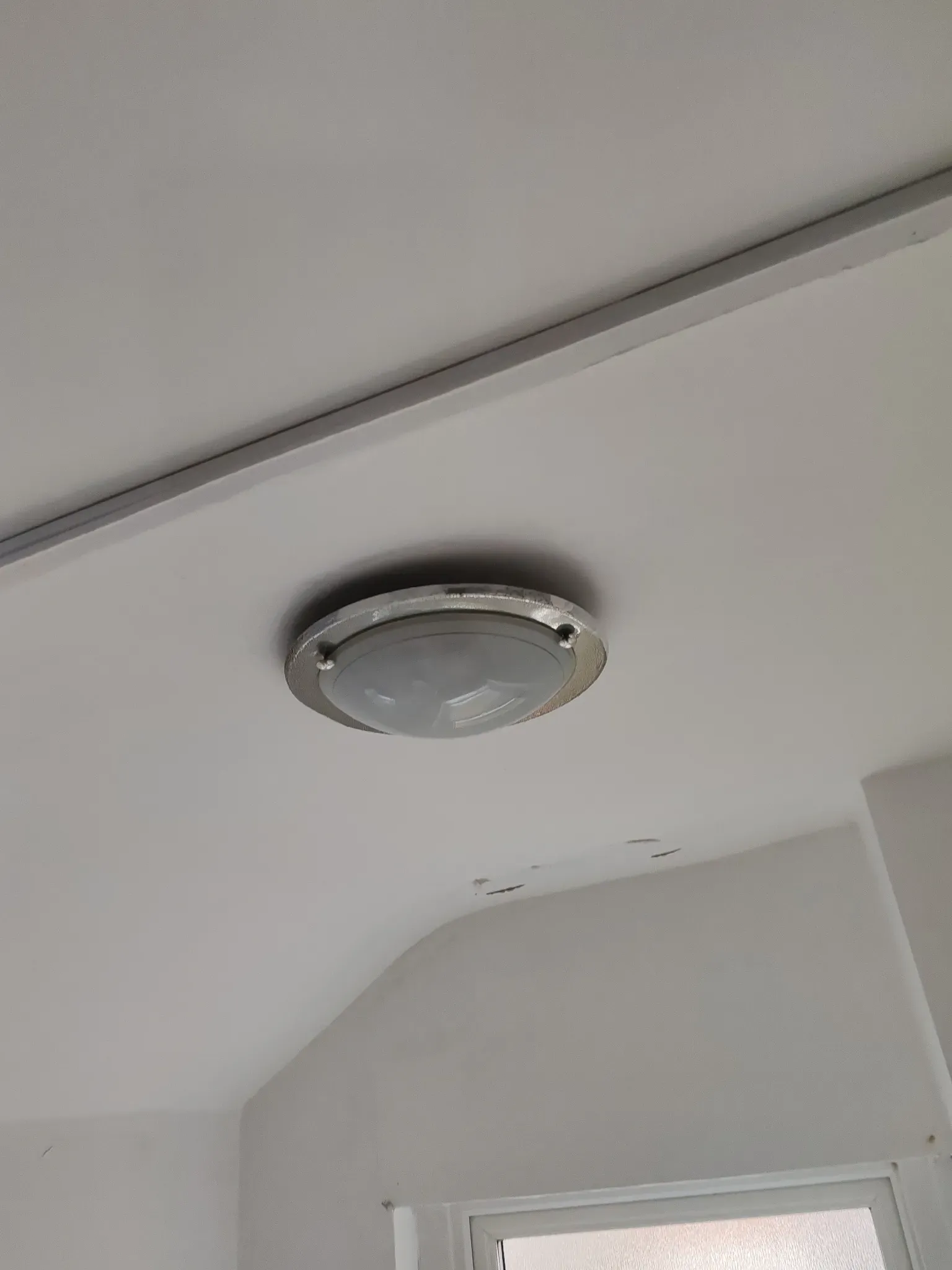 Class I metal pendant light fitting requiring verified earthing continuity — EICR inspection point