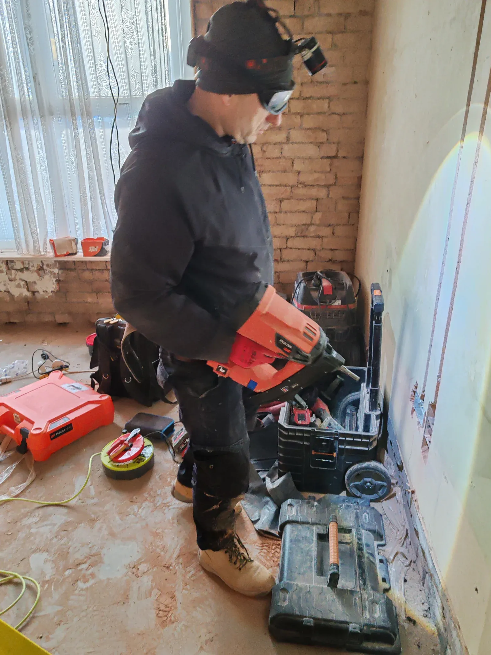 NICEIC-registered electrician Lech carrying out electrical installation work in Leicester in compliance with BS 7671:2018+A2:2022